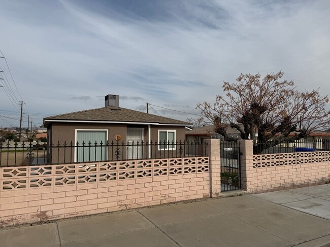 Building Photo - NEW LISTING!! 3 Bedroom 1.5 Bathroom House with Huge Yard, Central Heat & Air!