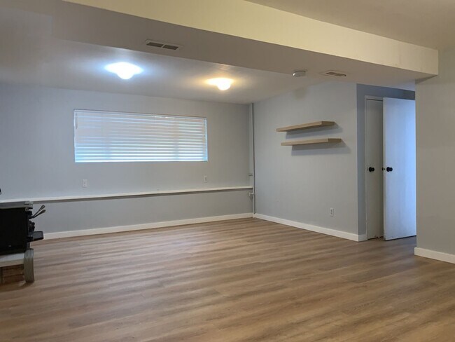 Building Photo - Spacious 3 Bed 2.5 bath Kent Split-Level home