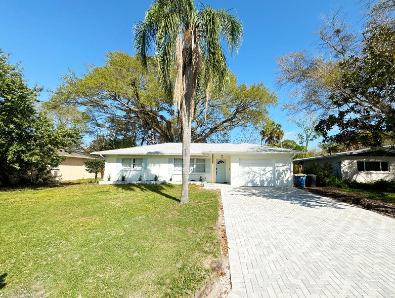 Building Photo - 111 N Cirus Ave
