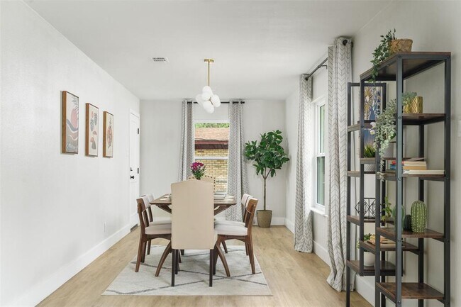 Building Photo - 11807 Oakwood Dr