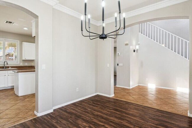 Building Photo - Beautiful 5 Bedroom 3 Bath home