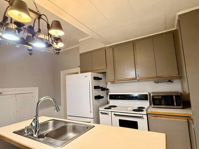 Building Photo - 1402 O Ave