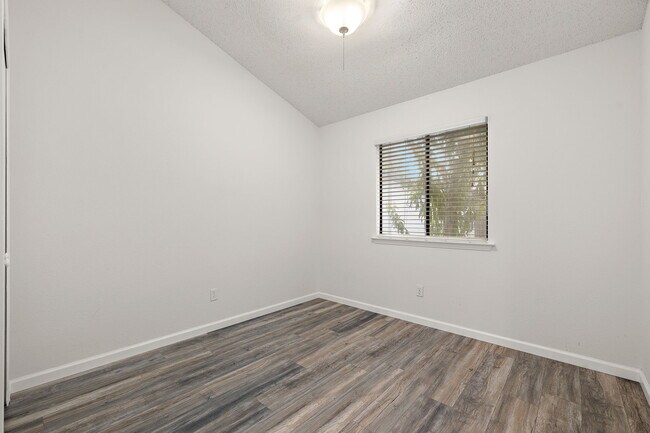 Building Photo - 1705 Laurel Path