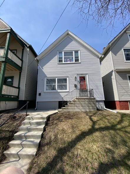 House Exterior - 1821 N Astor St