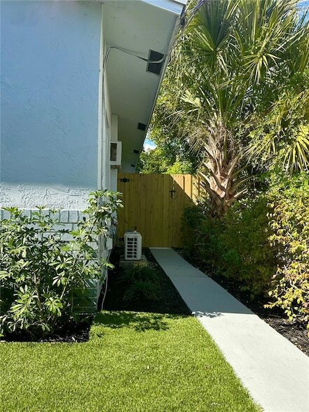 Building Photo - 1109 NE 6th Ave