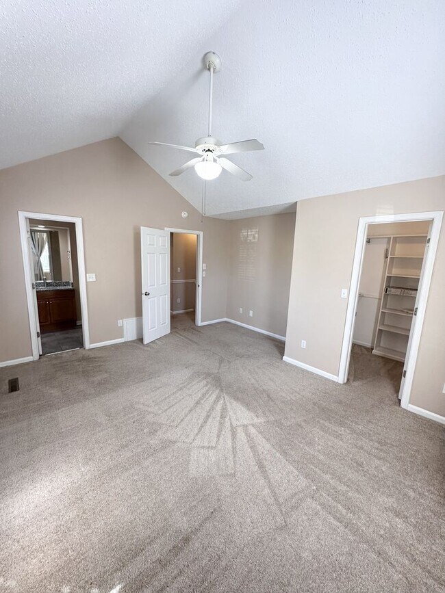 Building Photo - Updated Condo Near Shore Drive