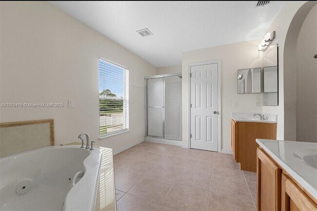 Building Photo - 6057 Ridge Lake Cir