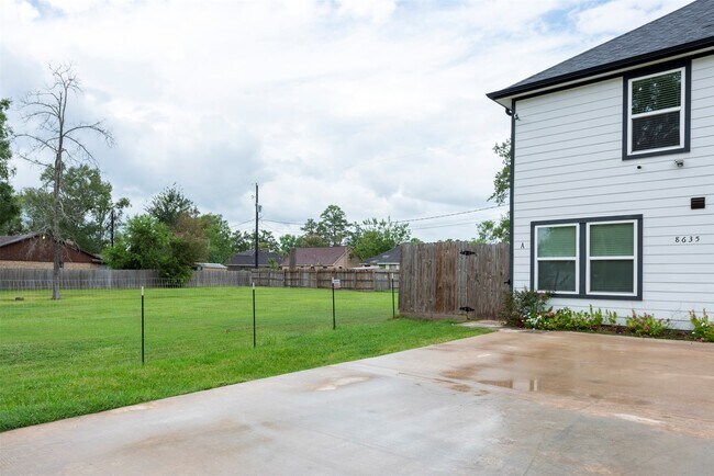Building Photo - 8635 Sunderland Rd