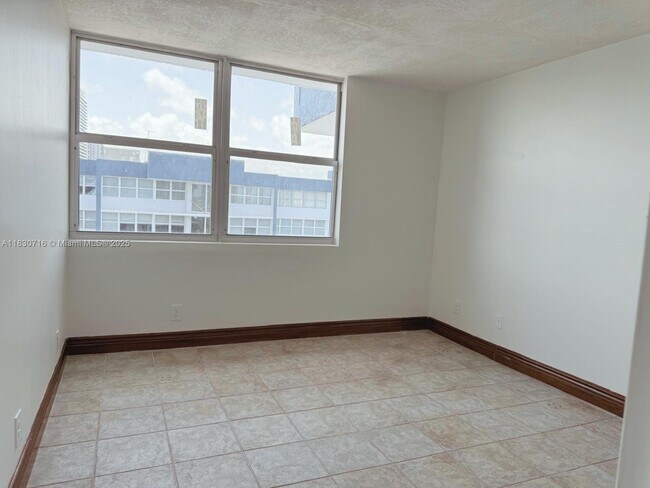 Building Photo - 16570 NE 26th Ave