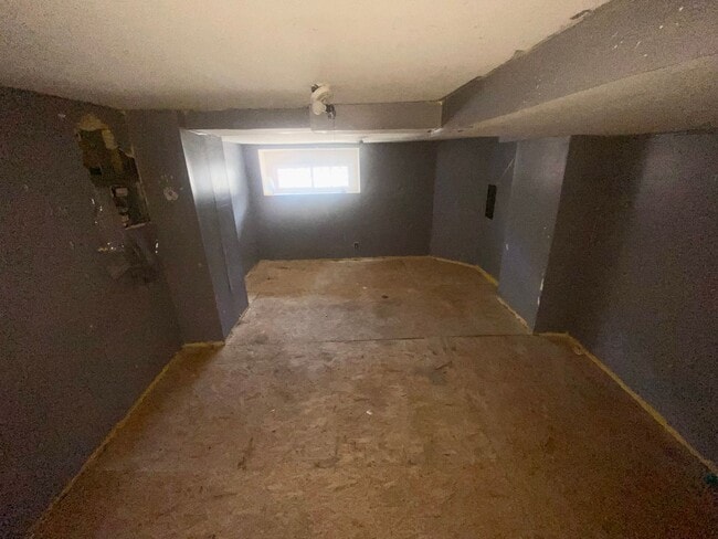 Building Photo - Newly Renovated 4BED 1.5BTH / Stainless Steel Appliances & Washer/Dryer Hookup!