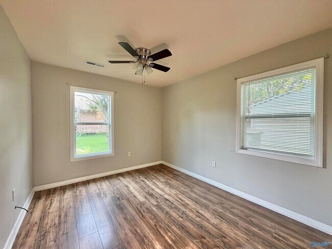Building Photo - 2110 Fernbrook Dr NE