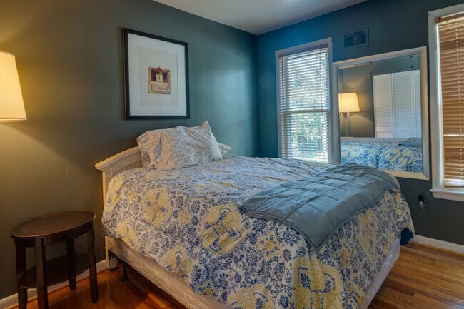 Building Photo - 9305 Pine View Ln