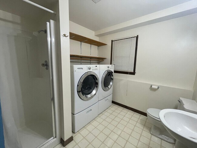 Building Photo - Baker Woods Home!