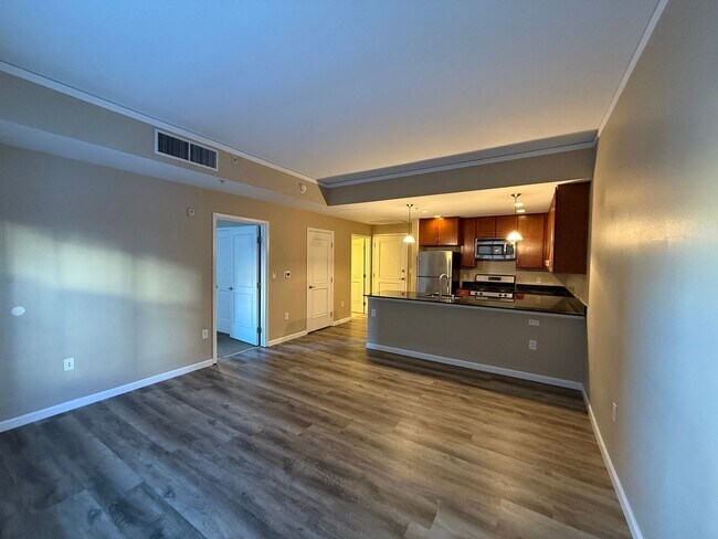 Building Photo - Cozy downtown condo