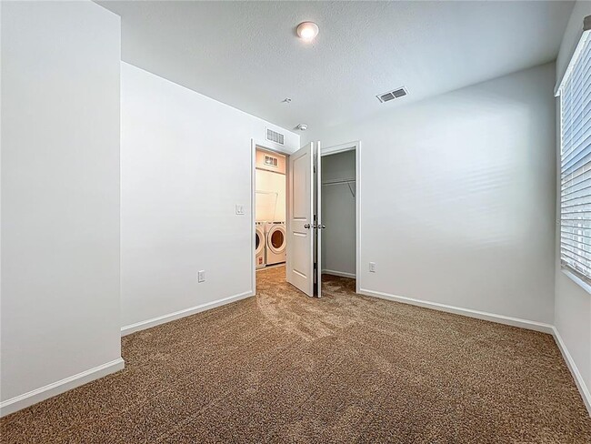 Building Photo - 9824 Walkway Dr