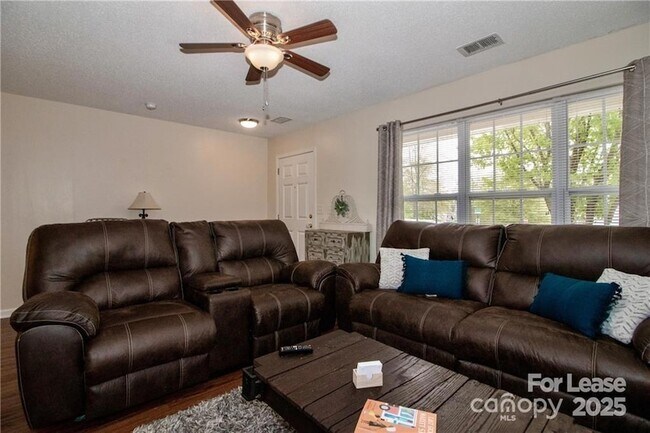 Building Photo - 137 Lynch Cir