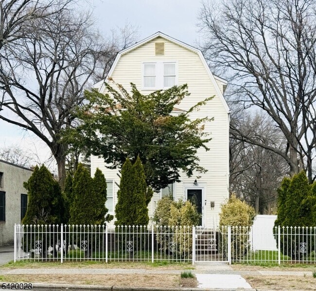 Building Photo - 746 Springdale Ave