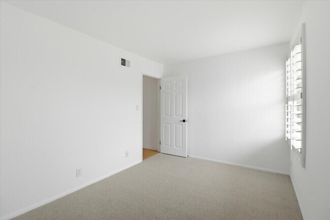 Building Photo - 577 Houston Dr