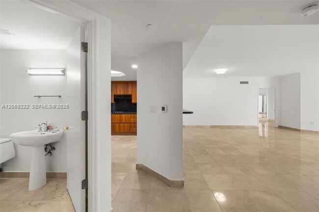 Building Photo - 9559 Collins Ave