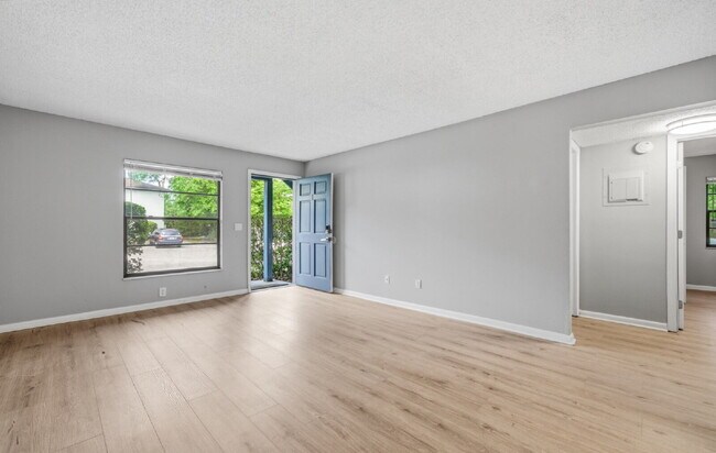 Building Photo - Expansive 2BR Downstairs Apartment Featuring a Fresh Remodel and Stainless Steel Essentials.