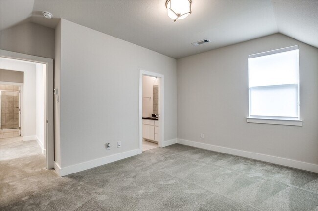 Building Photo - 7021 Royal View Dr