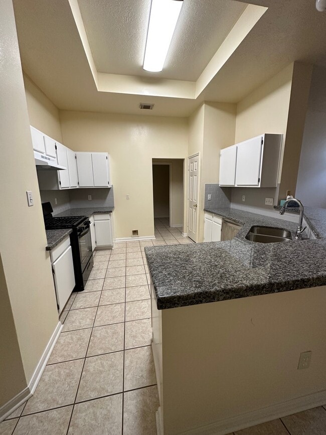 Building Photo - 6815 Stratford Park Dr