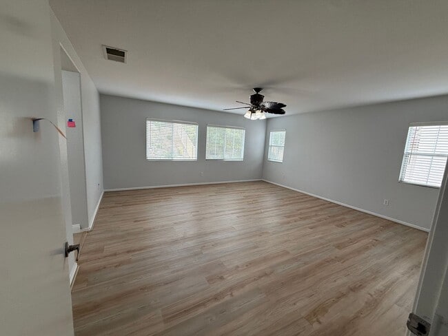 Building Photo - Close to Camp Pendelton Spacious 6-bedroom...
