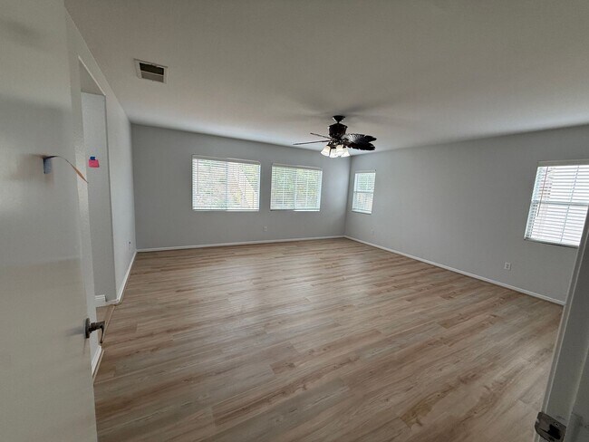 Building Photo - Spacious 6 bedroom 6 bathroom house in cov...