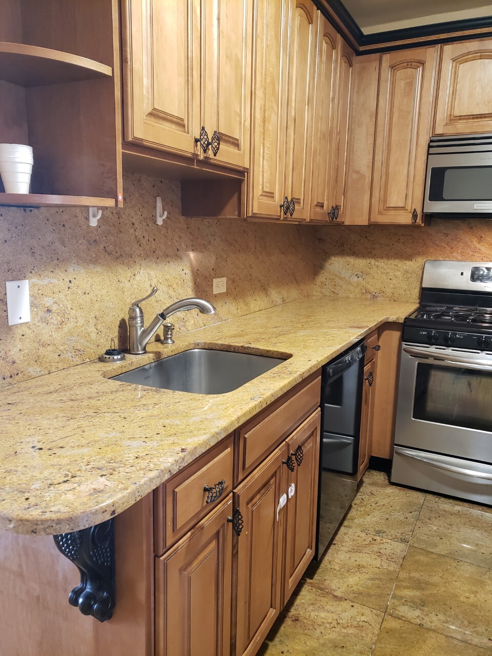 Kitchen - 7002 Boulevard E