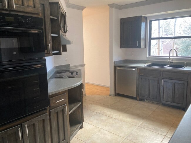 Building Photo - 405 Fir Dr