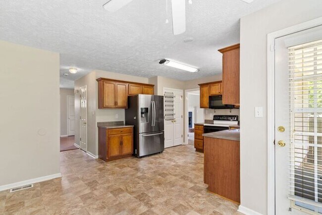 Building Photo - 3 Bedroom/2.5 Bath Home