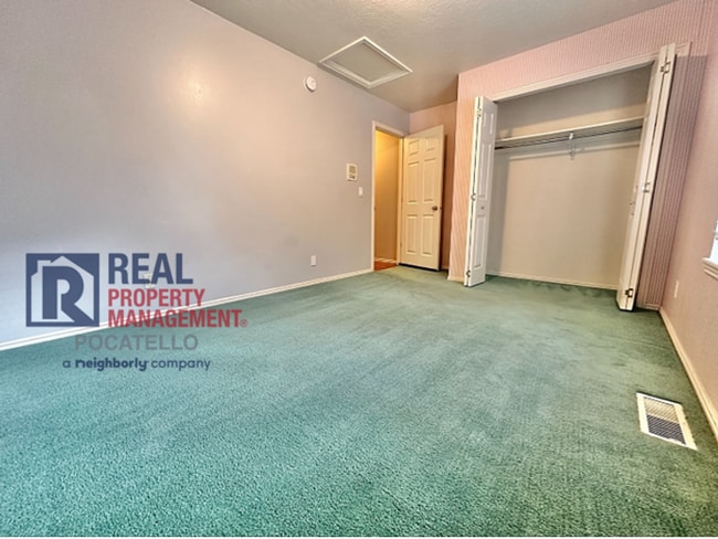 Building Photo - 3 Bed 2.5 Bath Twin Home - Double Car Gara...