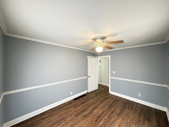 Building Photo - 206 Kenoak Dr