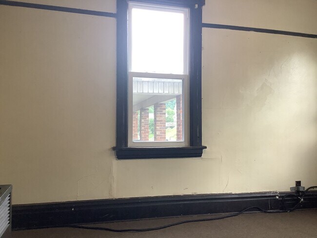 Building Photo - 503-503 McLane Ave
