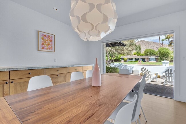 Building Photo - Mid-century modern home in Arcadia with pr...