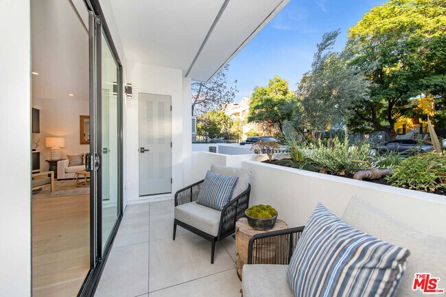 Building Photo - 825 Croft Ave