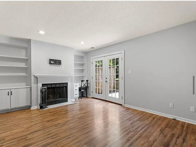 Building Photo - Renovated luxury townhome Greens Crossing,...
