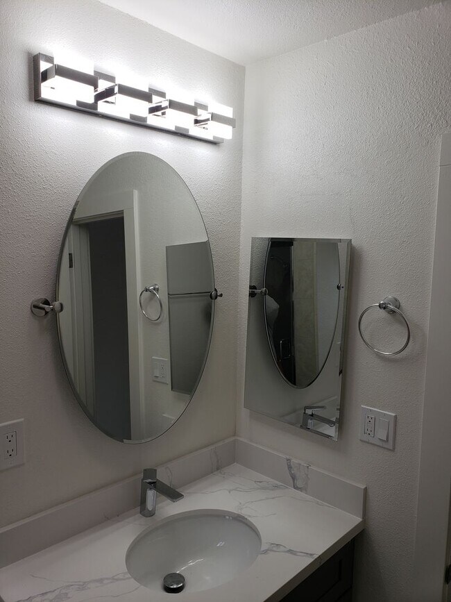 Building Photo - Newly Remodeled 1 Bedroom Unit in Orange