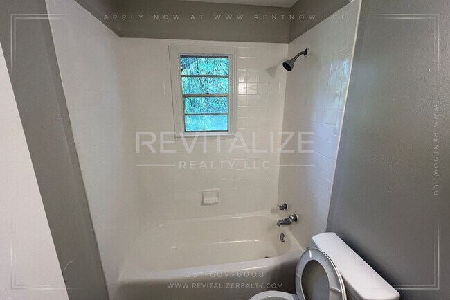 Building Photo - 3 Bedroom/1 Bathroom Home in West Mobile!
