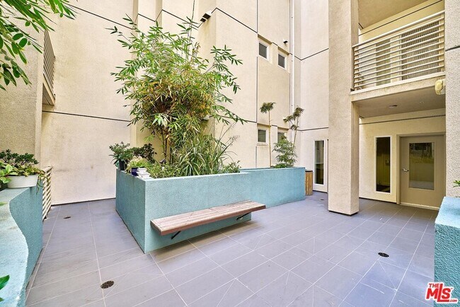 Building Photo - 436 S Virgil Ave