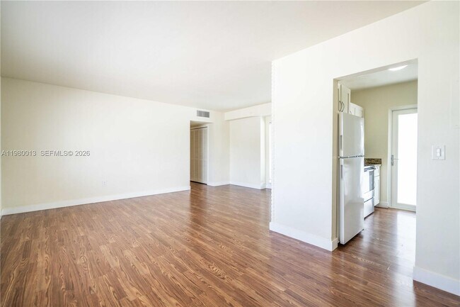 Building Photo - 1940 Biarritz Dr