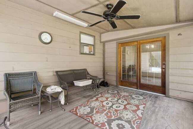 Building Photo - Peaceful Country Living Close to Everything