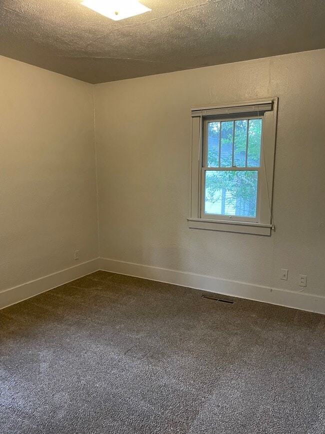 Building Photo - STUDENTS WELCOME! 1 Block North of CSU