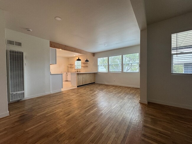 Building Photo - 2 Bedrooms, 1 Bath, Garage, Washer and Dryer Hookups
