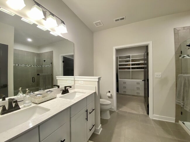 Building Photo - GORGEOUS TOWNHOME IN SOUTH PARK