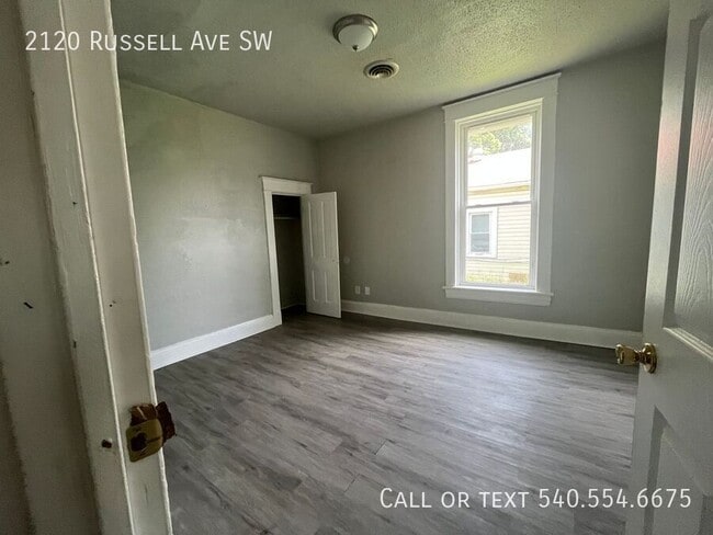Building Photo - 2120 Russell Ave SW