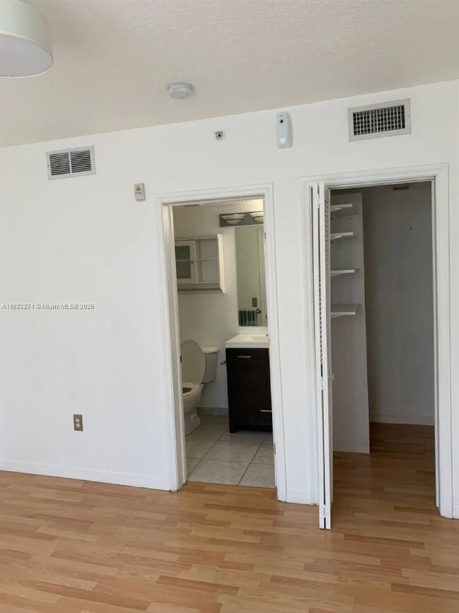 Building Photo - 1 bedroom in Miami Beach FL 33141
