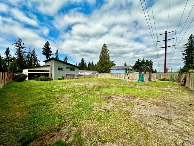 Building Photo - 6 BR / 4 BA – 4,100 SQ FT with Patio, Full...
