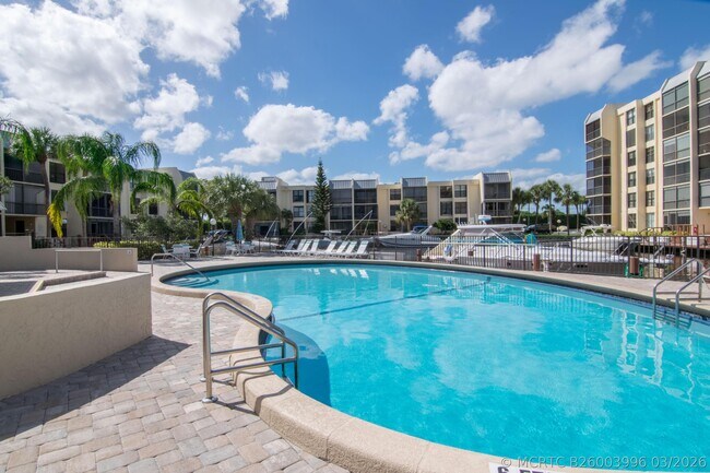 Building Photo - 18 Royal Palm Way
