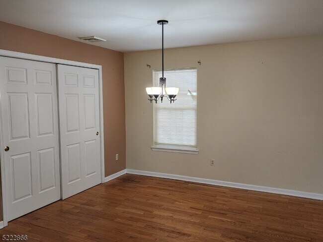 Building Photo - 313 S 6th St